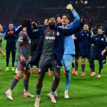 Οι παίκτες του Ολυμπιακού πανηγυρίζουν την πρόκριση επί του Αjax στο Άμστερνταμ.