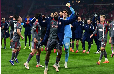 Οι παίκτες του Ολυμπιακού πανηγυρίζουν την πρόκριση επί του Αjax στο Άμστερνταμ.