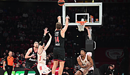 Ολυμπιακός-Μπάγερν 95-80: ο Βεζένκοφ πανηγυρίζει καλάθι στο ΣΕΦ