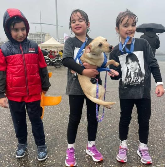 Με κρύο και βροχή λιγο πριν ξεκινήσει ο αγώνας