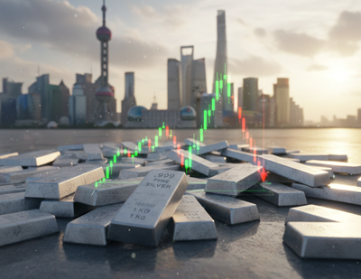 Ράβδοι φυσικού ασημιού 999 και γράφημα χρηματιστηρίου με φόντο τη Σαγκάη.