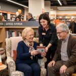 Εσωτερικός χώρος καταστήματος Public με άνετες γωνιές ανάγνωσης και ζεστή ατμόσφαιρα.