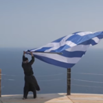 Ο Γέροντας Ιωσήφ στη Βίγλα του Αγίου Όρους κρατώντας την ελληνική σημαία