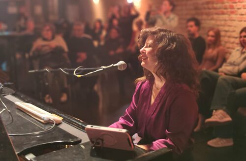 Η Χαρούλα Τσαλπαρά και ο Γλαύκος Σμαριανάκης στη σκηνή του Einstein Kultur στο Μόναχο.