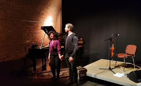 Η Χαρούλα Τσαλπαρά και ο Γλαύκος Σμαριανάκης στη σκηνή του Einstein Kultur στο Μόναχο.