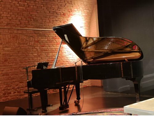 Η Χαρούλα Τσαλπαρά και ο Γλαύκος Σμαριανάκης στη σκηνή του Einstein Kultur στο Μόναχο.