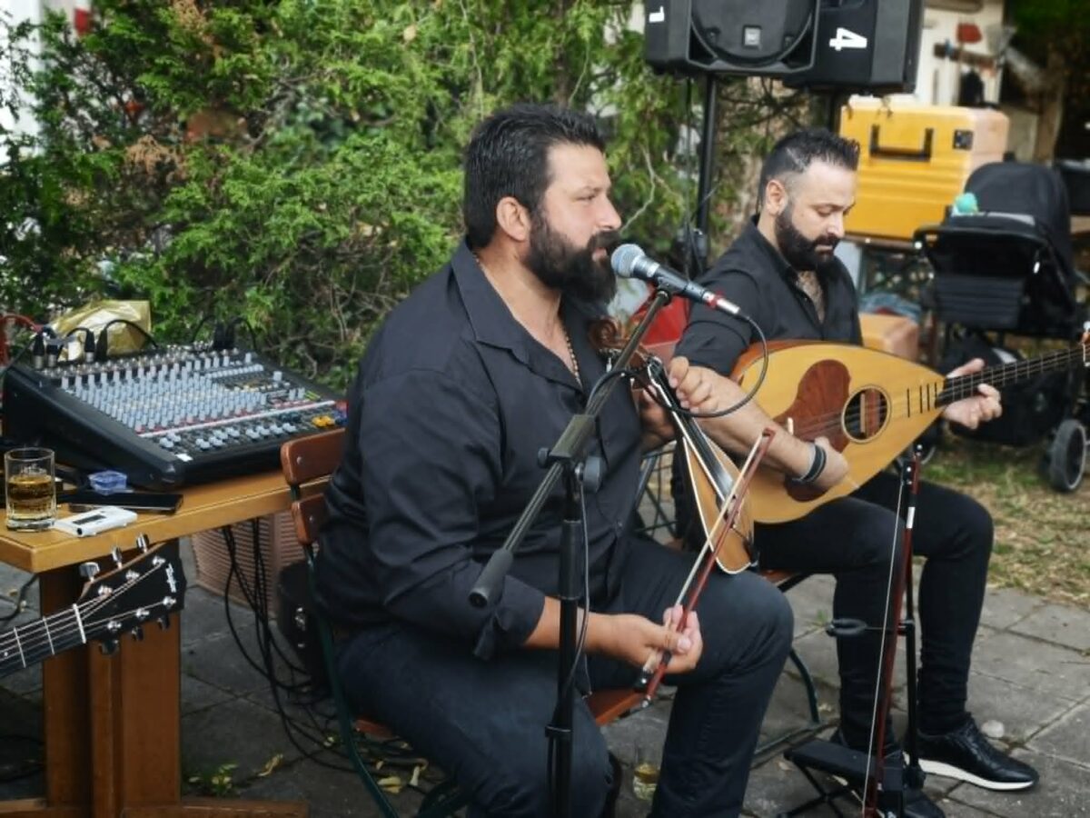 Το καλοκαιρινό γλέντι του Κρητικού Συλλόγου γέμισε τη βραδιά με μουσική, χορό και μαντινάδες. Μια παράδοση που γίνεται κάθε χρόνο και λίγο πιο θεσμός.